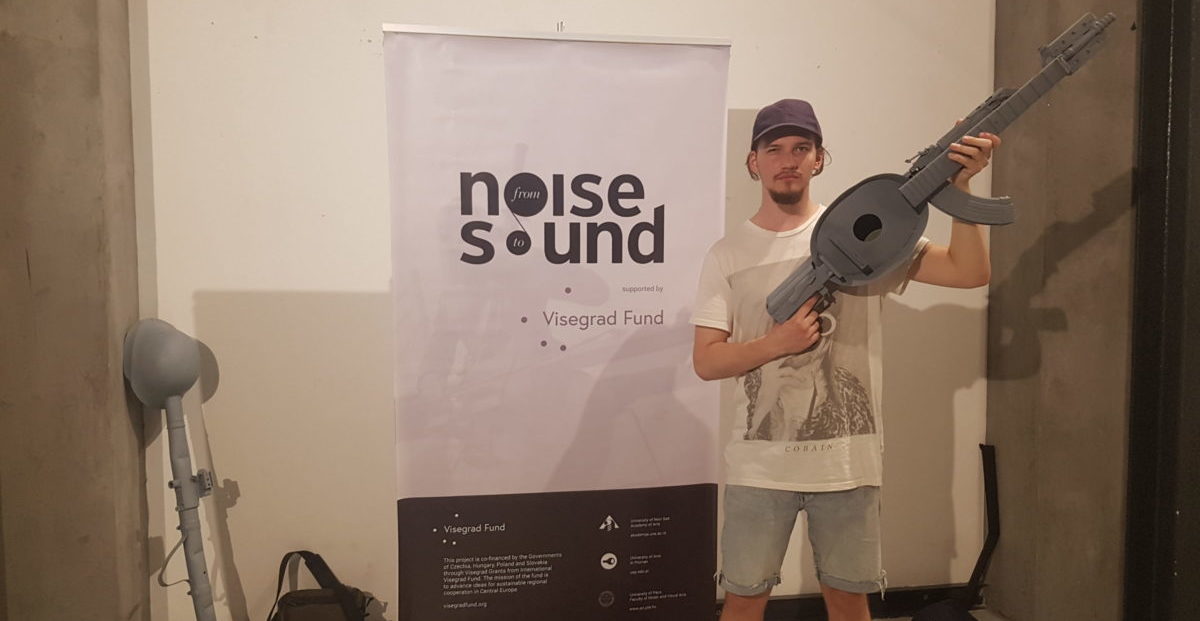 Umělec vyrábí hudební nástroje z&nbsp;pušek a&nbsp;raketometů. Svými výrobky chce vybavit celý orchestr