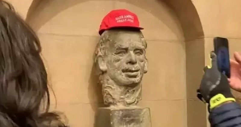 Trumpova kšiltovka na&nbsp;bustě Václava Havla? Tu absurditu by sám ocenil, píší komentátoři