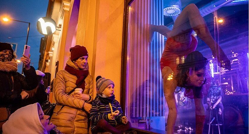 Netradiční atmosféra v ulicích Prahy: Umělci oživili výlohy barů a na chvíli se přiblížili divákům