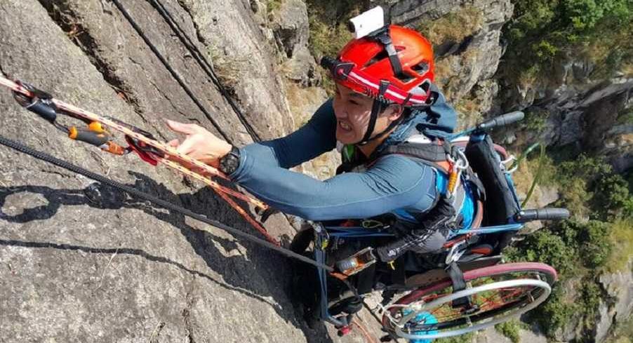 Muž na&nbsp;vozíku zdolal hongkongský mrakodrap. Peníze z&nbsp;akce dá na&nbsp;dobrou věc