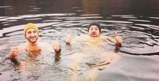 Holé zadky a&nbsp;otužování. Ženichové ze Svatby na&nbsp;první pohled fanynkám předvedli svou mužnost