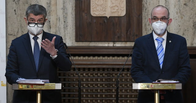 Ministerstvo zdravotnictví: »Přerušte očkování na&nbsp;covid první dávkou.« Babiš a&nbsp;Blatný o&nbsp;žádném přerušení neví