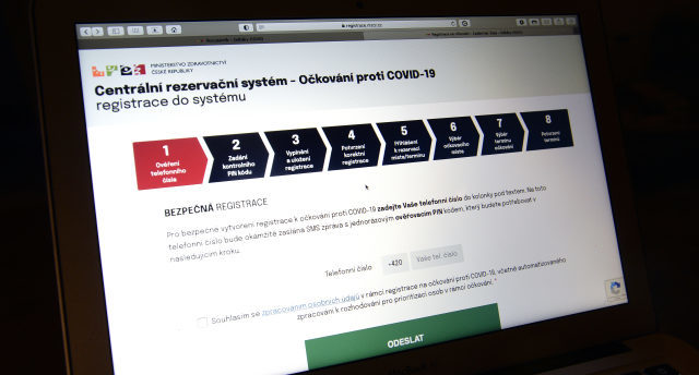 Start rezervačního systému na očkování covid-19 provázely komplikace. Kapacita termínů se zaplnila během hodiny