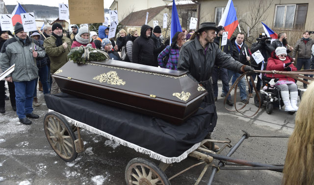 Před domem ministra Blatného protestovaly desítky lidí s&nbsp;rakví