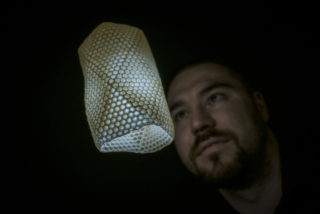 Originální nápad! Student liberecké univerzity naučil včely vyrábět stínidla lamp