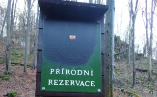 Vandal ničí české lvy na&nbsp;cedulích v&nbsp;CHKO Moravský kras. Polepuje je moravskou orlicí