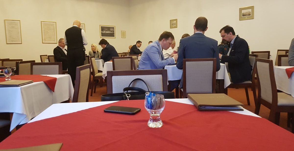V Parlamentu se na pravidla nehraje: ČR vládne nepřísnější PES a poslanci denně obědvají v restauraci
