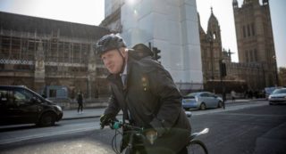 Pod svícnem bývá největší tma: Britský premiér si během plošné uzávěry vyjel na&nbsp;kole