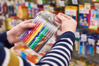 Papírnictví a&nbsp;obchody s&nbsp;dětským oblečením mohou od úterý otevřít. Může za to rostoucí poptávka