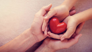 Dobré srdce Čechů je stále větší: Na&nbsp;dobročinné účely darovali osm miliard korun