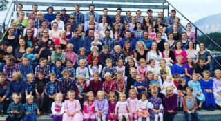 Neuvěřitelné! Mladík vyrůstal se 149 sourozenci. Netradiční soužití popsal veřejnosti