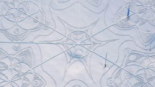 Vtipné: Partička Finů vyšlapala na&nbsp;golfovém hřišti do sněhu obrovský obrazec