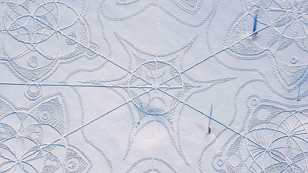 Vtipné: Partička Finů vyšlapala na&nbsp;golfovém hřišti do sněhu obrovský obrazec