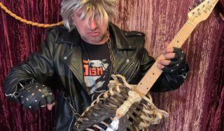 Hudebník vytvořil kytaru z&nbsp;ostatků svého strýčka. Hraje skvěle, pochvaluje si