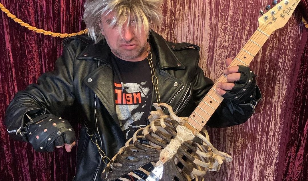 Hudebník vytvořil kytaru z&nbsp;ostatků svého strýčka. Hraje skvěle, pochvaluje si