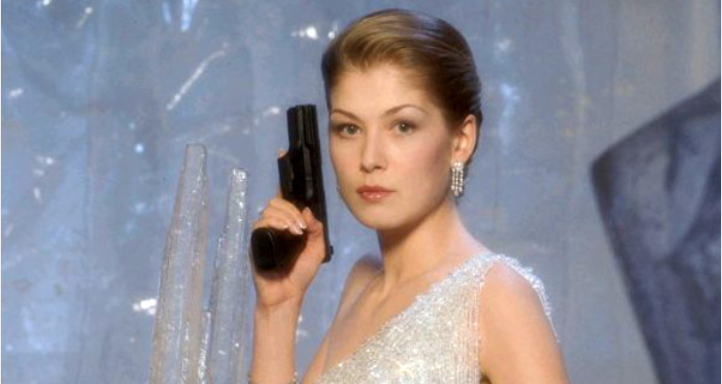 Známá Bond Girl Rosamund Pike žije s rodinou v Praze. V americké TV show popsala vtipný zážitek z výletu po Česku