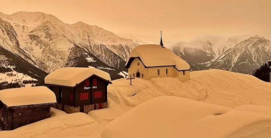 Saharský písek dorazil nad Evropu, obarvil sníh i v Česku