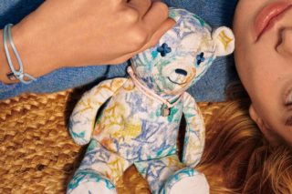 Potěšující zpráva: Známá módní značka vytvořila plyšového medvídka. Část z&nbsp;jeho prodeje půjde pro&nbsp;UNICEF