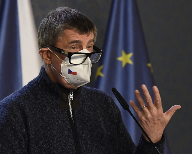 Vláda vyhrožuje dalšími opatřeními a&nbsp;chystá se Sněmovnu požádat o&nbsp;nouzový stav