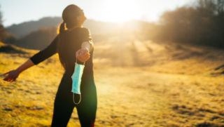 Imunita po&nbsp;prodělaném covidu přetrvává dlouho, tvrdí studie