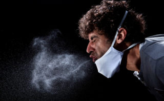 Muž se pokusil zabít svého šéfa slinami infikovanými covidem-19