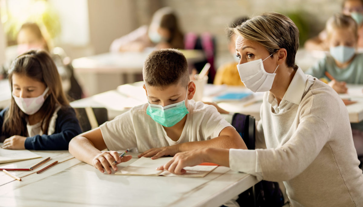 Žáci ve školách roušky ještě nesundají. V&nbsp;pondělí bude Vojtěch jednat s&nbsp;Plagou a&nbsp;hygieniky