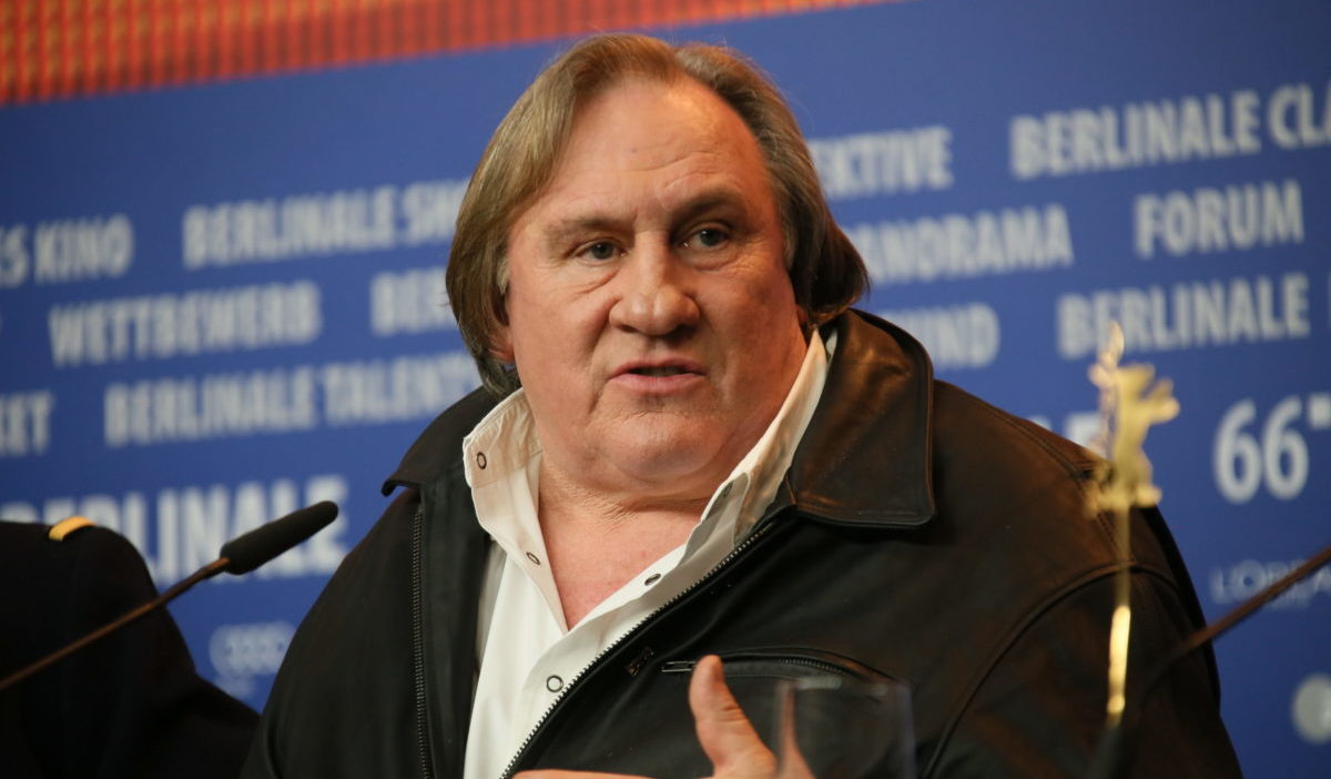 Oblíbený francouzský herec Gérard Depardieu čelí obvinění ze znásilnění mladé herečky