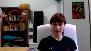 Sexuální pomůcka v&nbsp;knihovně strhla vlnu pozornosti na&nbsp;živé vysílání BBC