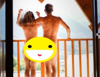 Pár se rozhodl procestovat svět v&nbsp;Evině a&nbsp;Adamově rouše. U&nbsp;veřejnosti mají úspěch