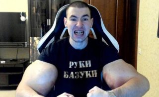 Rus chtěl obrovské svaly. Aplikoval si několik let do paží olej, teď svého rozhodnutí lituje