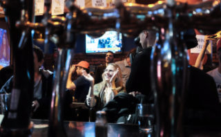 Izrael slaví návrat k&nbsp;normálnímu životu: Lidé už popíjejí v&nbsp;barech a&nbsp;tančí na&nbsp;stolech