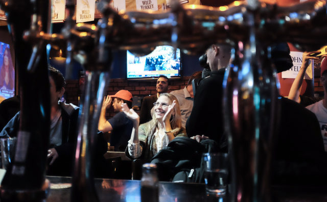 Izrael slaví návrat k&nbsp;normálnímu životu: Lidé už popíjejí v&nbsp;barech a&nbsp;tančí na&nbsp;stolech