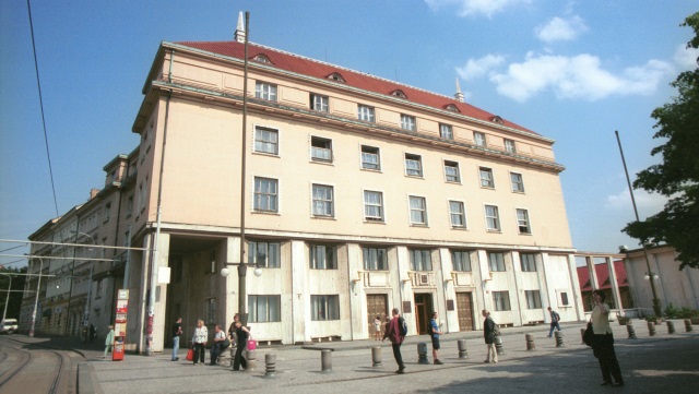 Před ministerstvem zdravotnictví v&nbsp;Praze se večer zastřelil muž