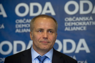 Miliardář Sehnal se nechal přednostně naočkovat, měl se vydávat za zdravotníka