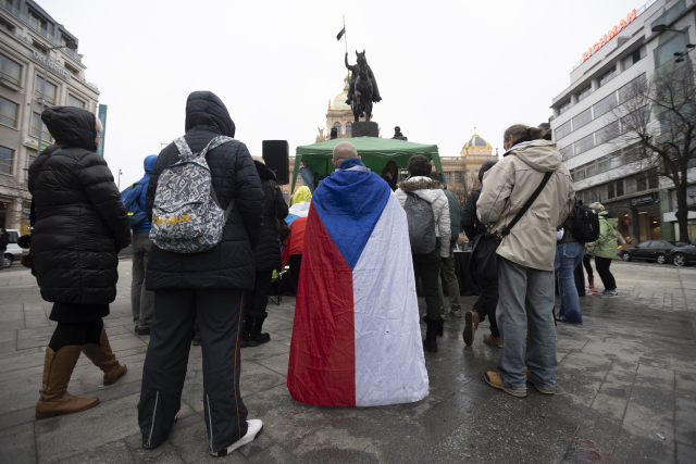 Lidé na Václavském náměstí demonstrovali proti opatřením, policie zastavila několik autobusů