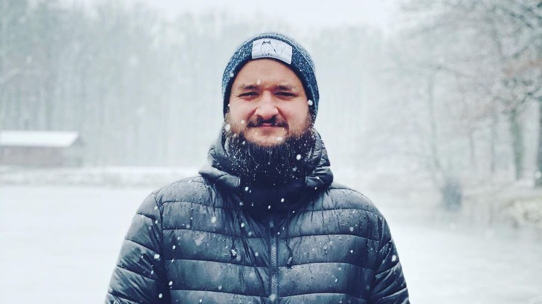 Písničkář Pokáč opět nezklamal, na&nbsp;uzávěru okresů zareagoval vtipným popěvkem