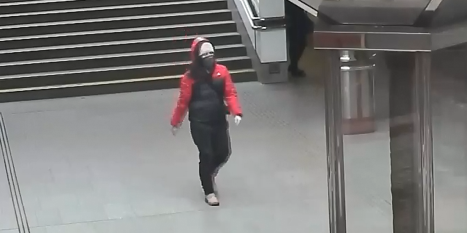 Žena dostala v metru pěstí kvůli špatně nasazené roušce. Po útočnici pátrá policie