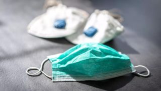 Netradiční nápad: Ve Francii chtějí recyklovat roušky a&nbsp;dělat z&nbsp;nich pravítka pro&nbsp;děti