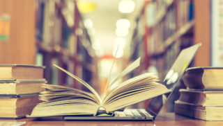 Průzkum: Lidé v&nbsp;pandemii nečtou víc knihy, sedí u&nbsp;počítačů