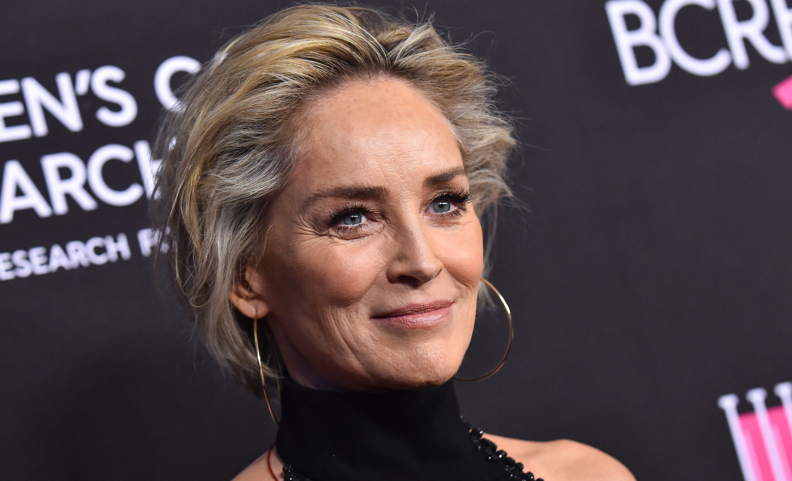 Sharon Stone se toho nebojí ani po šedesátce. Zopakovala si legendární scénu ze Základního instinktu