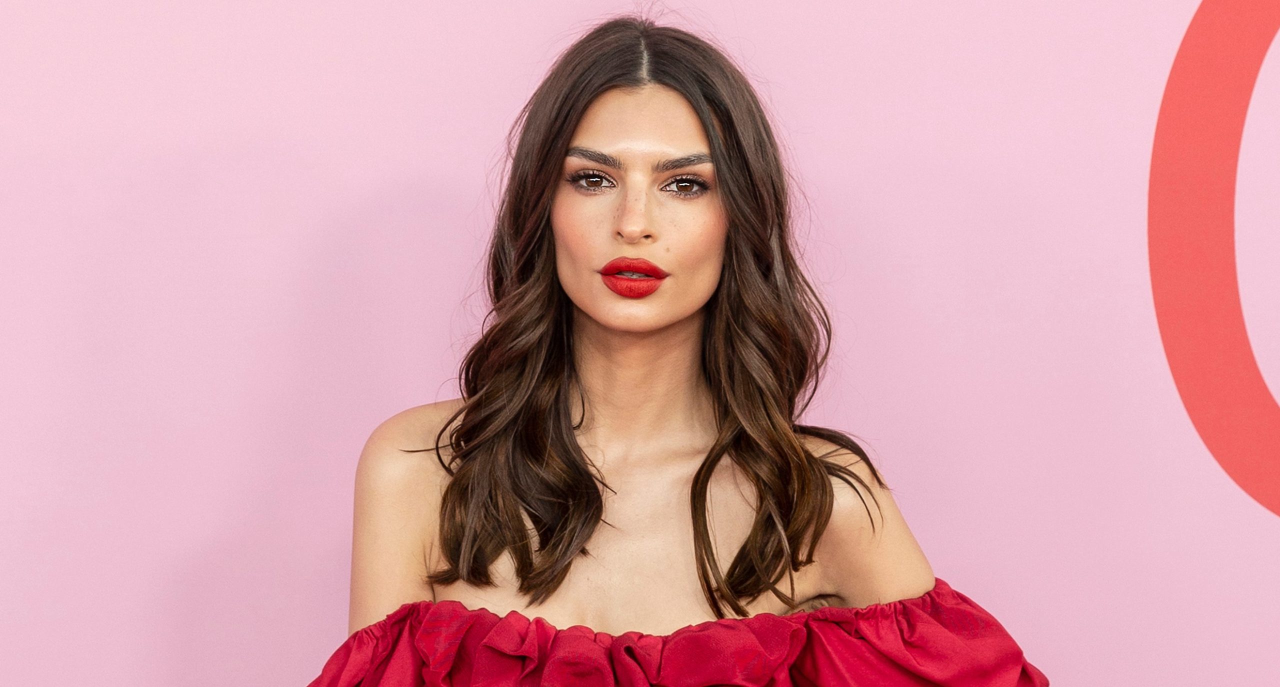 Emily Ratajkowski ukázala, jak vypadala přímo při&nbsp;porodu. S&nbsp;fanoušky se podělila o&nbsp;osobní snímky