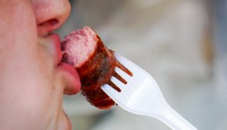 Německá policie nalezla zločince podle nakousnuté klobásy