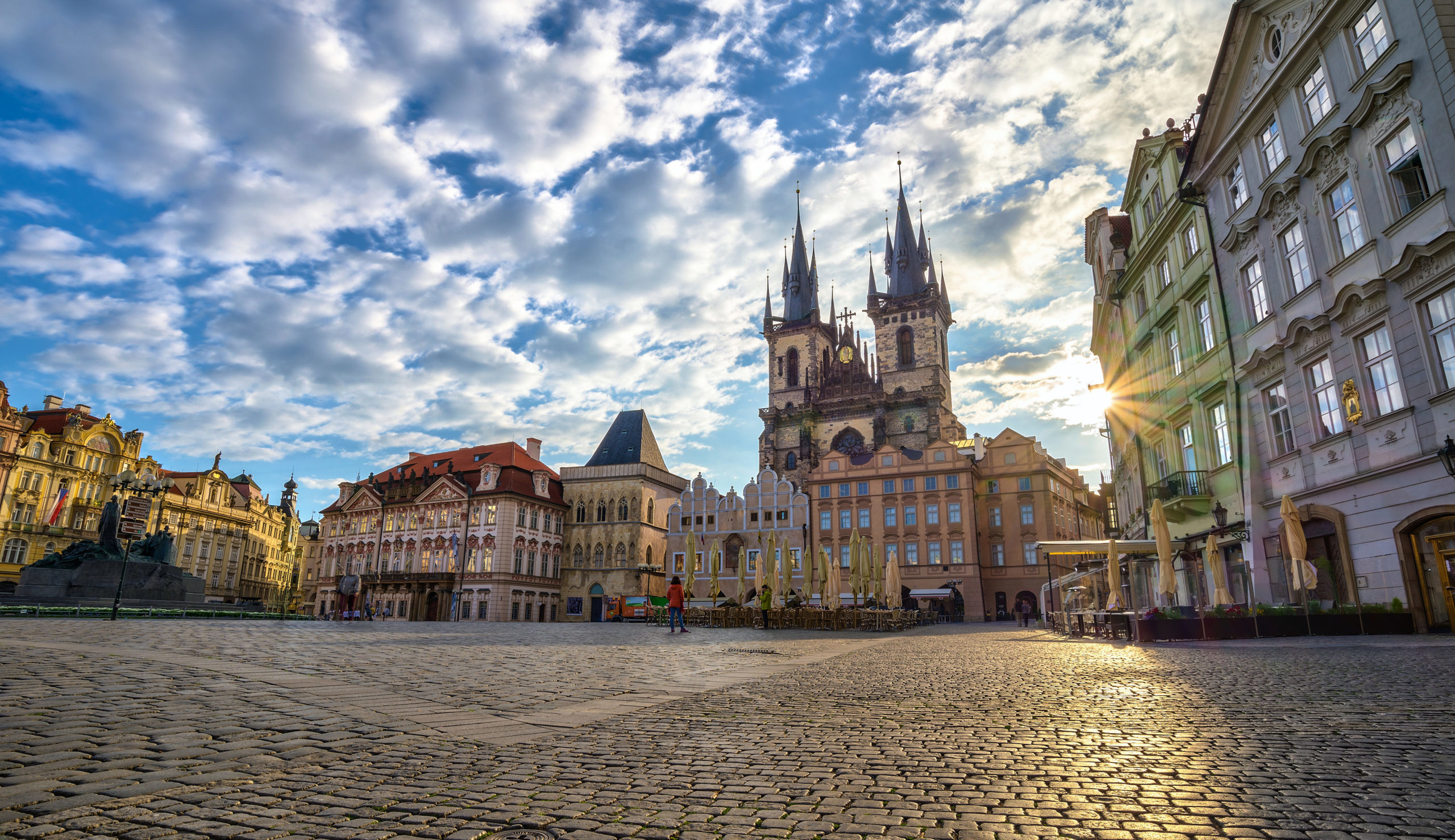 Staroměstské náměstí se změnilo v&nbsp;pietní místo: Lidé ke křížům nosí svíčky, květiny a&nbsp;vzpomínají na&nbsp;nejbližší