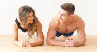 Internet zachvátila nová výzva: Ženy ji zvládají bez problémů, muži vtipně selhávají