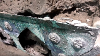Jedinečný nález v&nbsp;Pompejích: Archeologové našli dochovaný kočár, který používali jen k&nbsp;obřadům