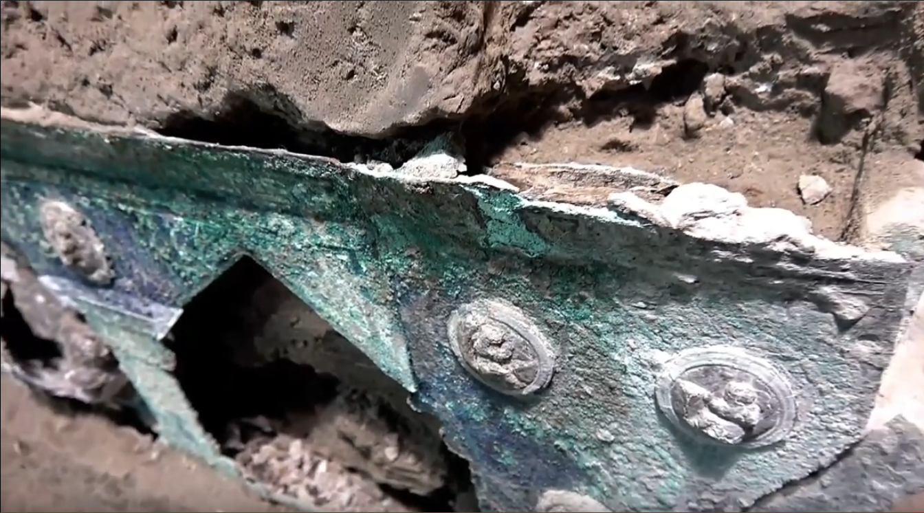 Jedinečný nález v Pompejích: Archeologové našli dochovaný kočár, který používali jen k obřadům