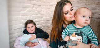 Pár dní po&nbsp;porodu zpátky do nemocnice. Trojnásobná máma Ornella Koktová popsala zdravotní potíže