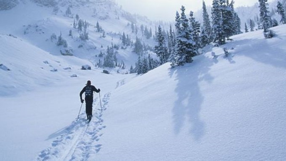 Muž se chtěl vyhnout karanténě a&nbsp;přejít hranice tajně na&nbsp;lyžích. Krutě se mu to vymstilo