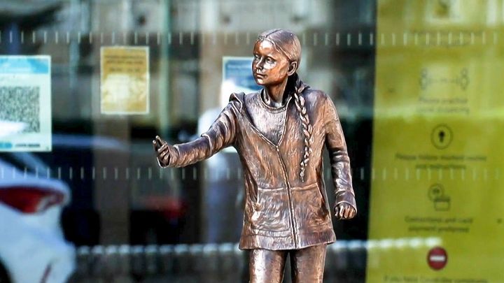 Britská univerzita je kvůli vztyčení sochy Grety Thunberg pod palbou kritiky