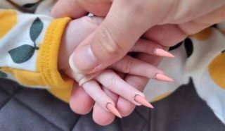Žena na&nbsp;internetu nabízela falešné nehty pro&nbsp;miminka. Vysloužila si obří vlnu kritiky